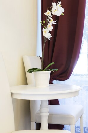 Doppia Romantica, 1 letto queen | Area soggiorno | TV LED