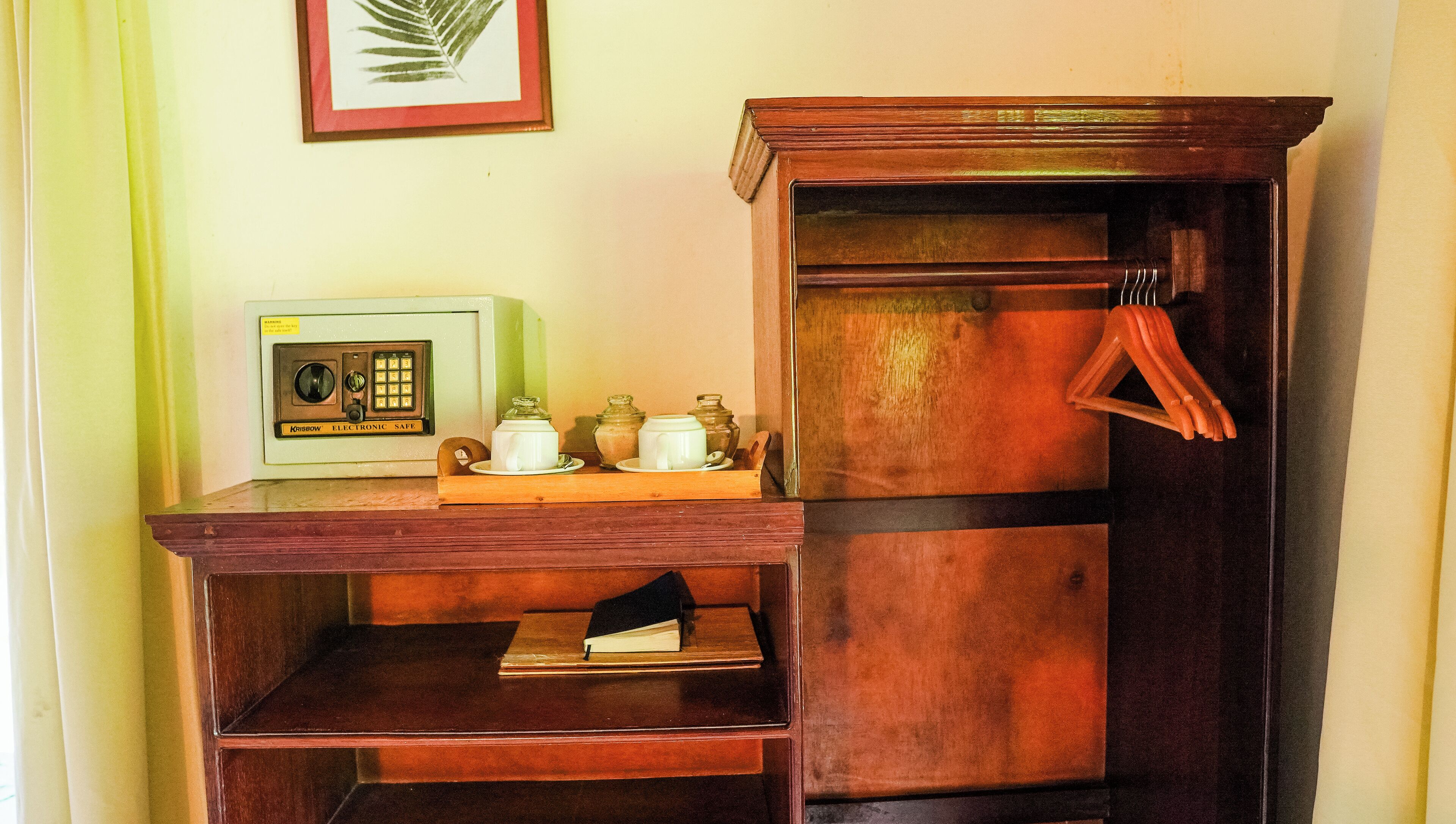 デラックス バンガロー ガーデンビュー | デスク、ベッドシーツ