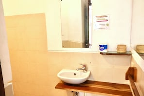 Standaard kamer, 1 kingsize bed ( 2 Occupancy) | Badkamer | Een douche, gratis toiletartikelen