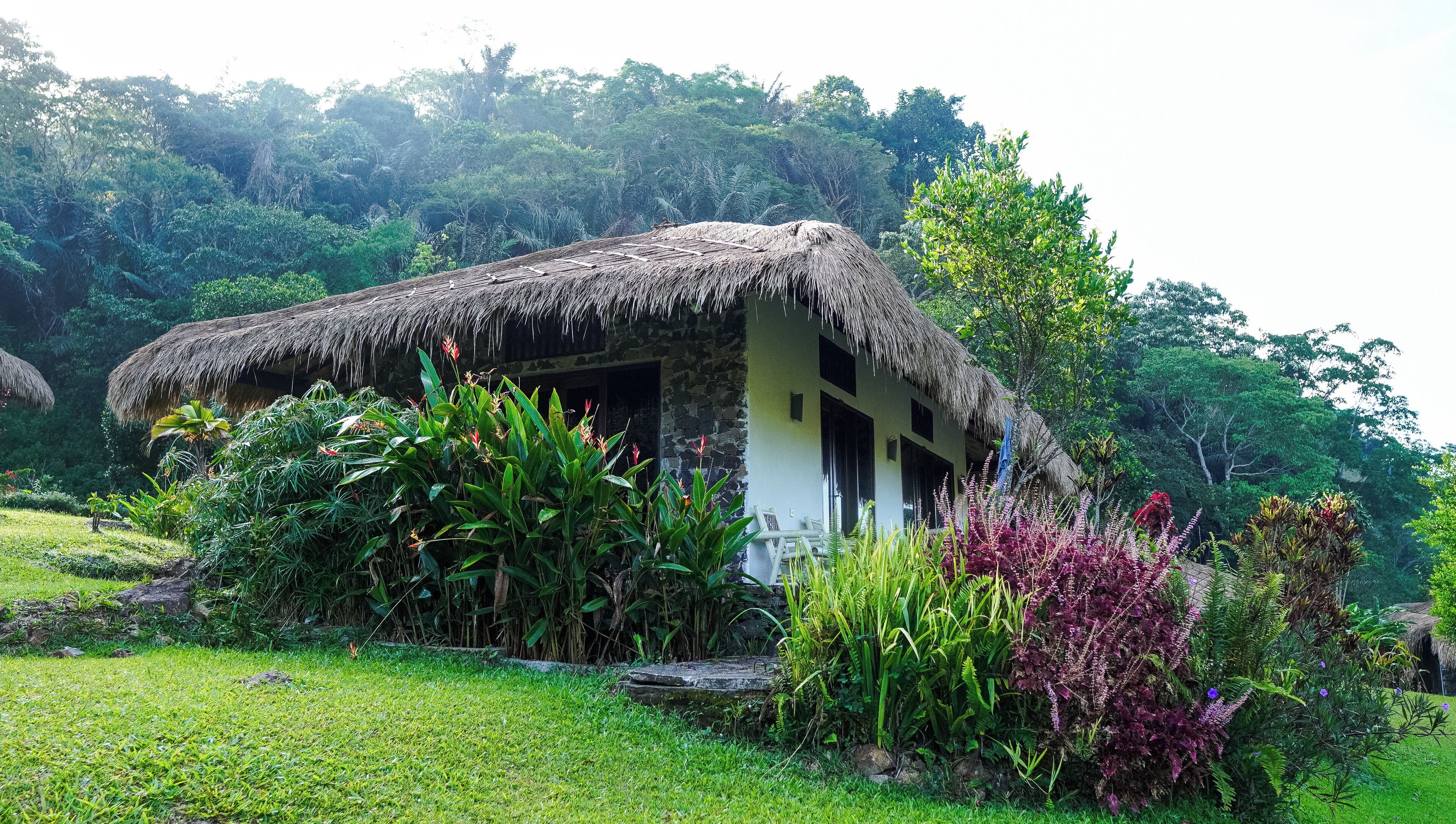 Bungalow Family Room | Desk, bed sheets