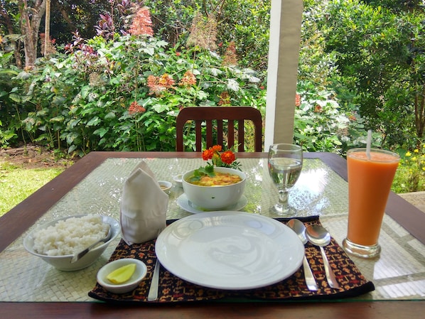 Se sirven desayunos, almuerzos y cenas; cocina indonesia