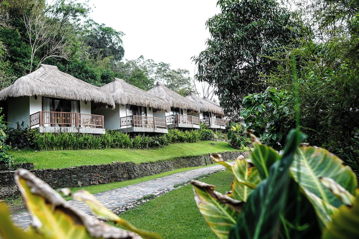 Bungalow – superior, hageutsikt | Skrivebord og sengetøy