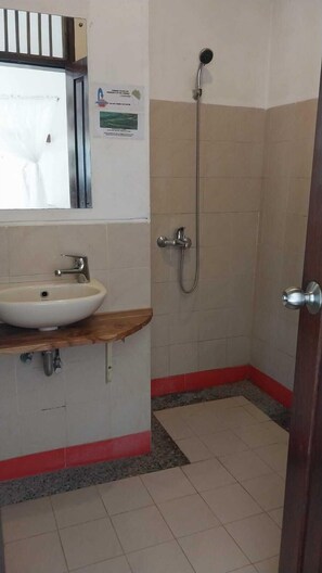 Habitación estándar, 1 cama King size ( 2 Occupancy) | Baño | Regadera y amenidades de baño gratuitas