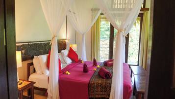 Bungalow Deluxe, vue jardin | Bureau, draps fournis