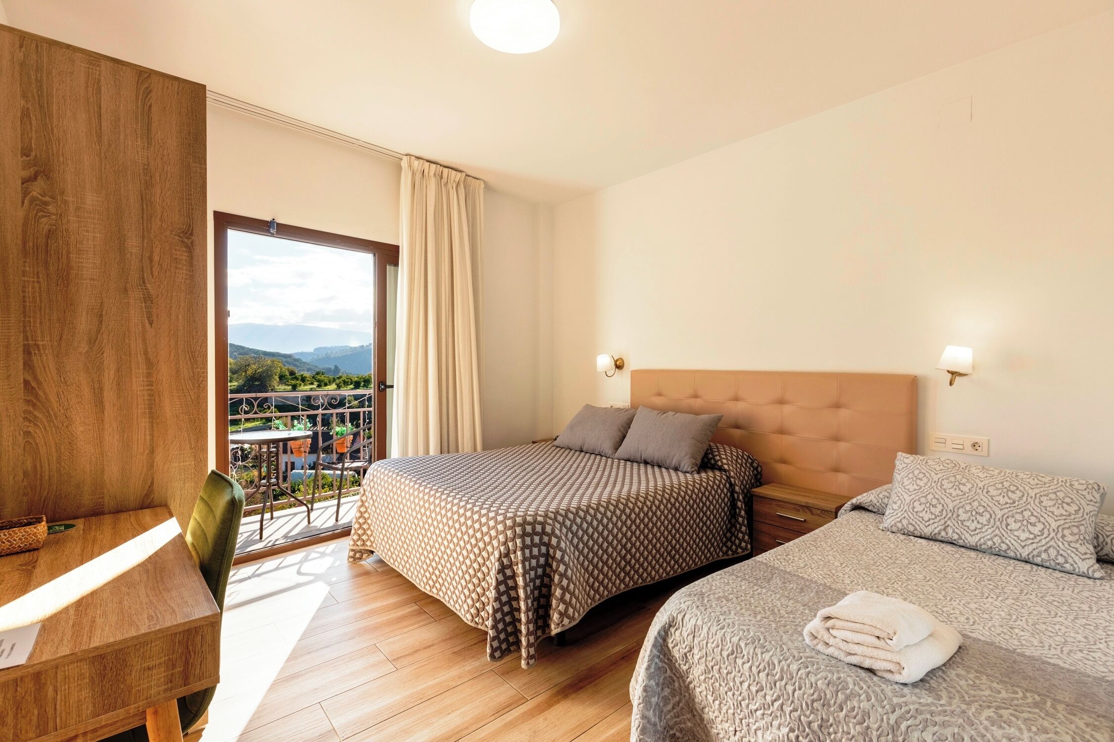 Bureau, rideaux occultants, lits bébé (gratuits)