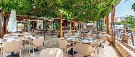 Serveert ontbijt, lunch en diner