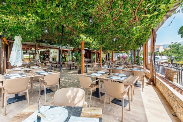 Breakfast, lunch and dinner served - Hostal y Apartamento Rural Los Naranjos (El Valle)