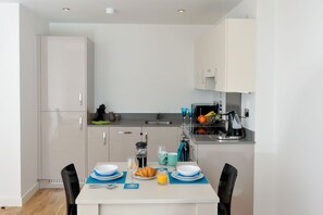 Apartamento, baño privado | Cocina privada | Microondas, placa de cocina, lavavajillas y máquina de café espresso