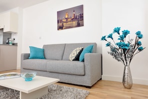 Apartment, eigenes Bad | Wohnzimmer | 43-Zoll-Fernseher mit Digitalempfang, Tablet-PC, Netflix