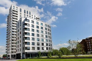 Front of property - Select Serviced Accommodation - City Tower (Reading)