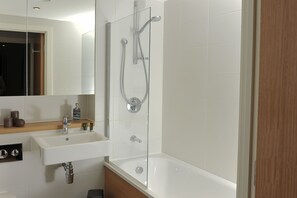 Căn hộ, phòng tắm riêng | Phòng tắm | Vòi sen/bồn tắm kết hợp, bồn tắm ngâm, vòi sen thủy lực 