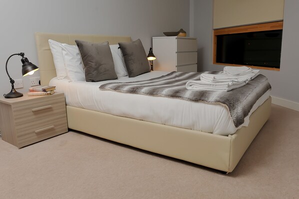 Room - Select Serviced Accommodation - City Tower (Reading)