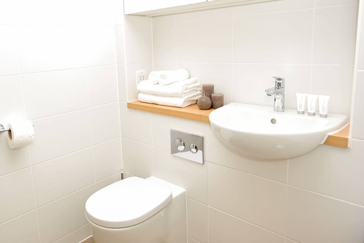 Combined shower/tub, deep soaking tub, hydromassage showerhead