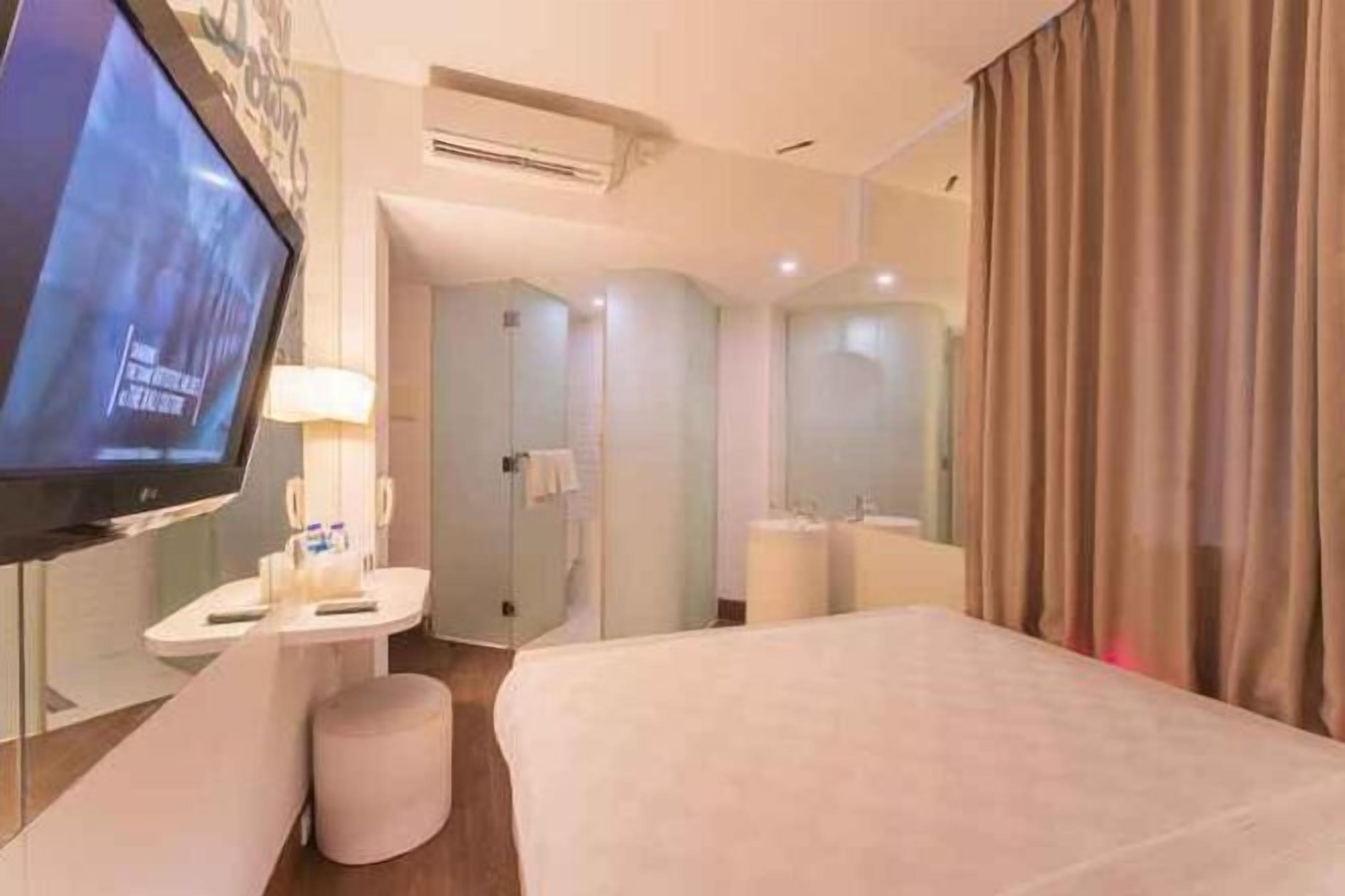 In-room safe, desk, soundproofing, free WiFi