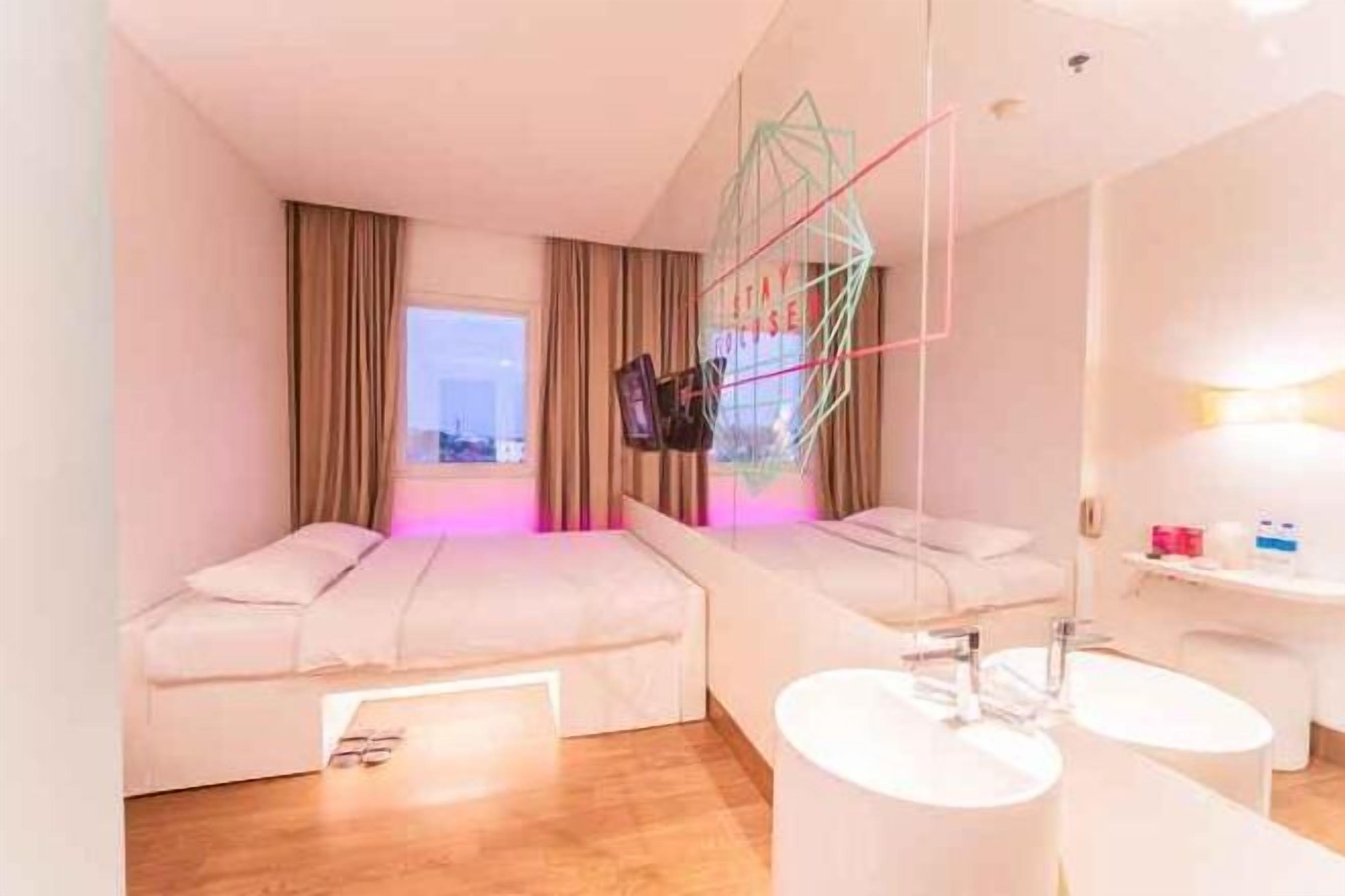 セーフティボックス (室内)、デスク、防音設備、WiFi (無料)