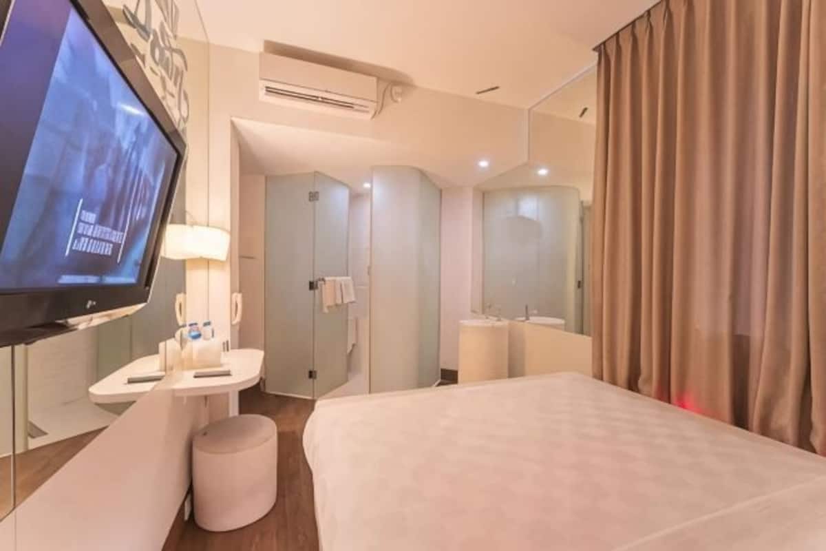 In-room safe, desk, soundproofing, free WiFi