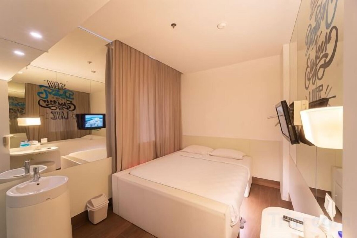 In-room safe, desk, soundproofing, WiFi (free)