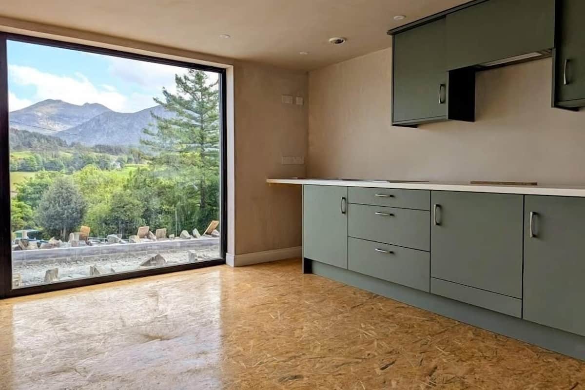 Full-size fridge, microwave, oven, electric kettle