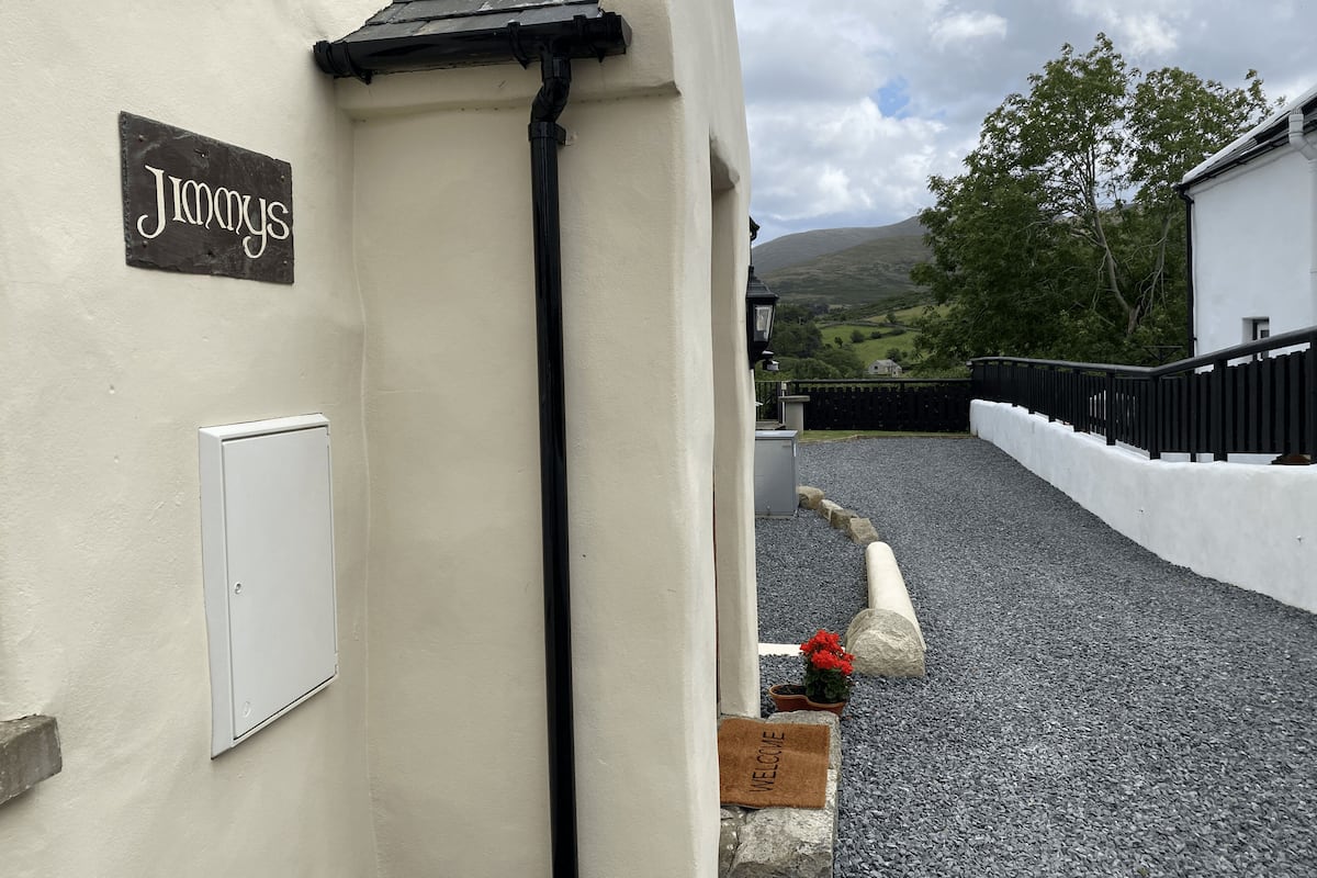 Cottage, 3 Bedrooms (Jimmy's Cottage) | 2 bedrooms, individually decorated, individually furnished