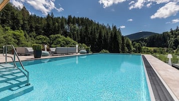 สระว่ายน้ำในร่ม, สระว่ายน้ำกลางแจ้ง, เก้าอี้อาบแดดริมสระ