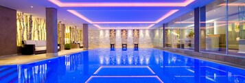 Piscina interna, piscina externa, guarda-sóis, espreguiçadeiras