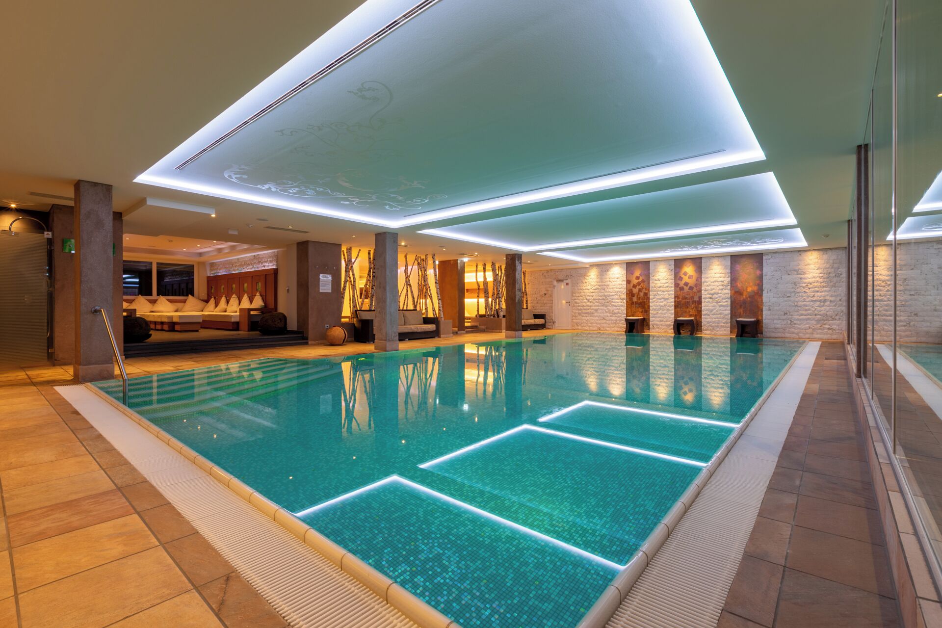 Kolam renang indoor