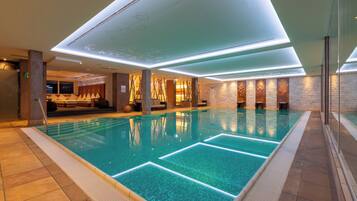 Kolam renang indoor