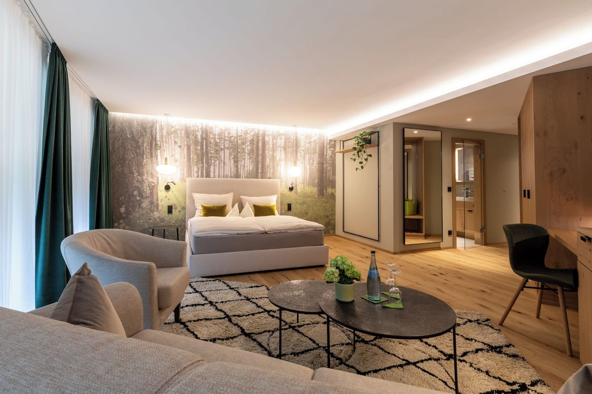 deluxe suite | 1 bedroom, premium bedding, minibar, in-room safe