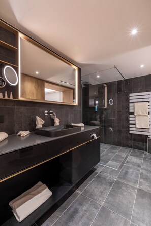 Articles de toilette (gratuits), séchoir à cheveux, peignoirs