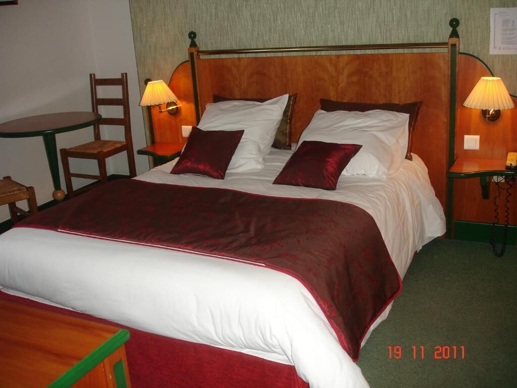 minibar, desk, soundproofing, iron/ironing board