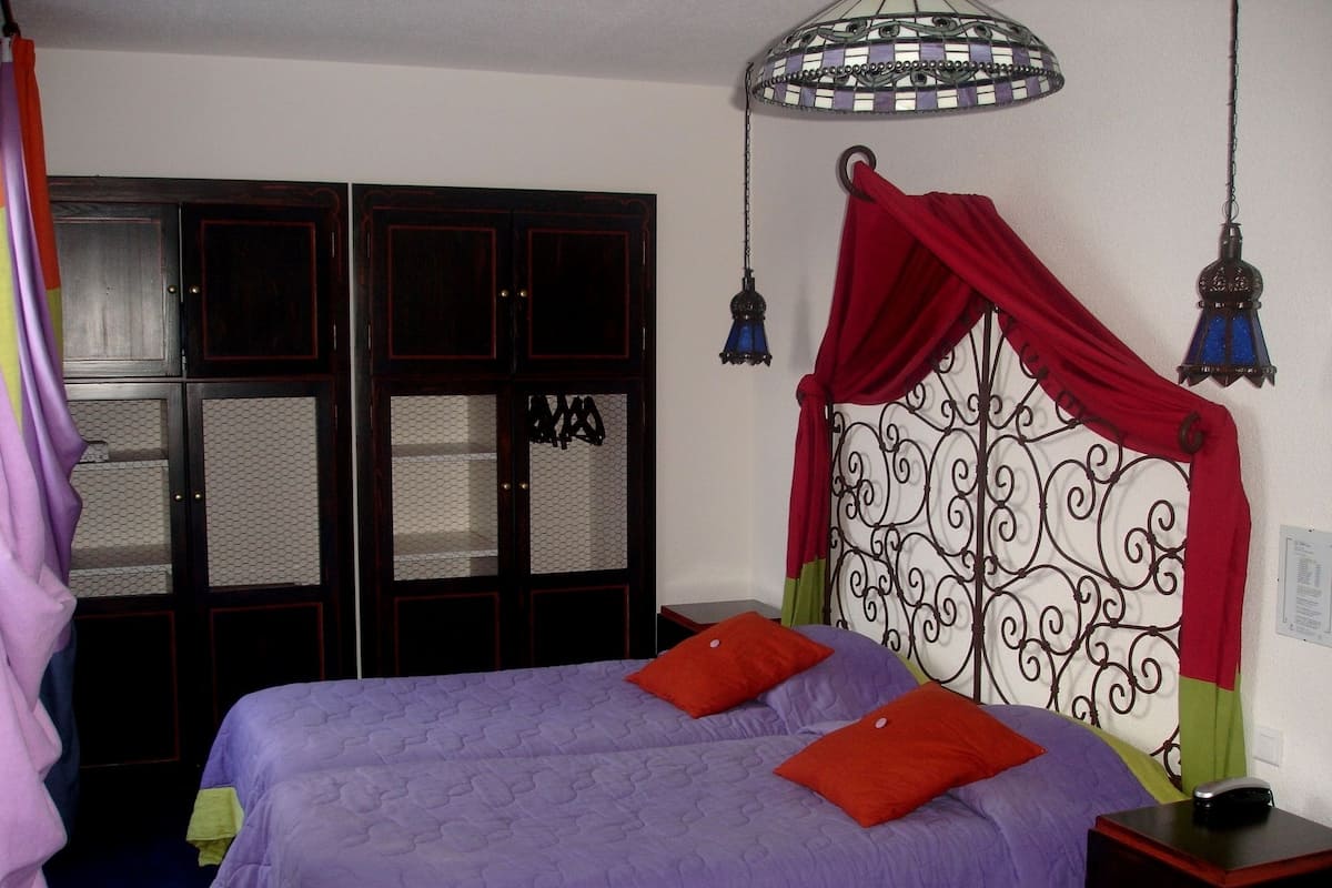 Chambre supĂ©rieure double | Minibar, bureau, systĂšme dâinsonorisation, fer et planche Ă repasser