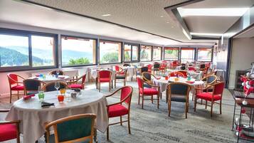 Se sirven desayunos, comidas, cenas y cocina regional