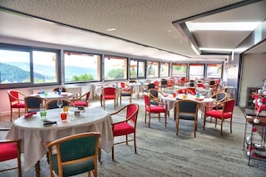 Breakfast, lunch, dinner served; Regional cuisine 