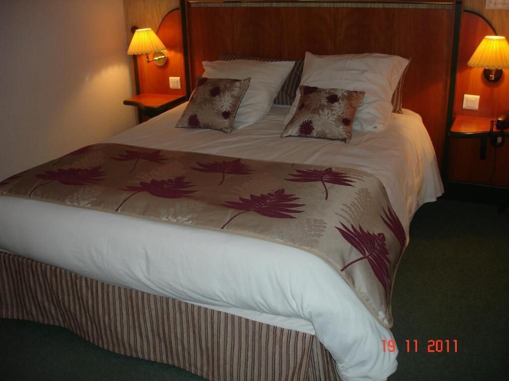 minibar, desk, soundproofing, iron/ironing board