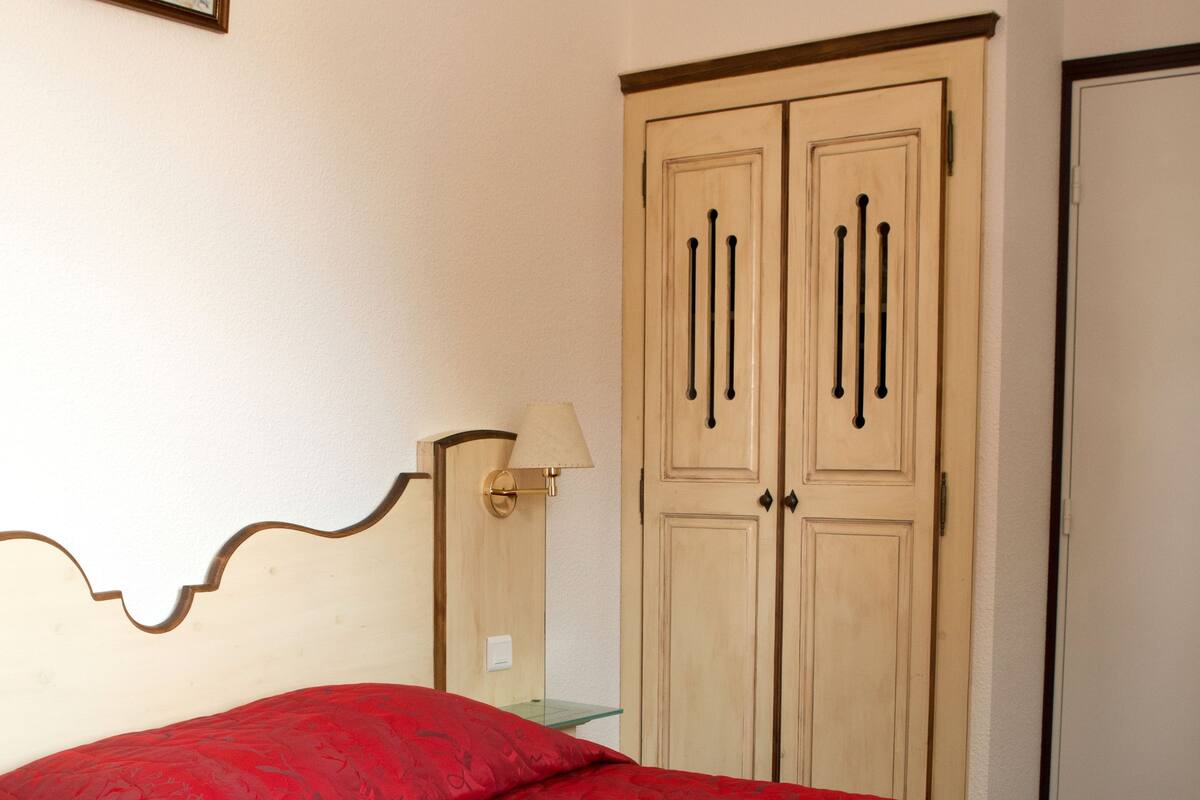 Chambre Confort double | Minibar, bureau, systĂšme dâinsonorisation, fer et planche Ă repasser