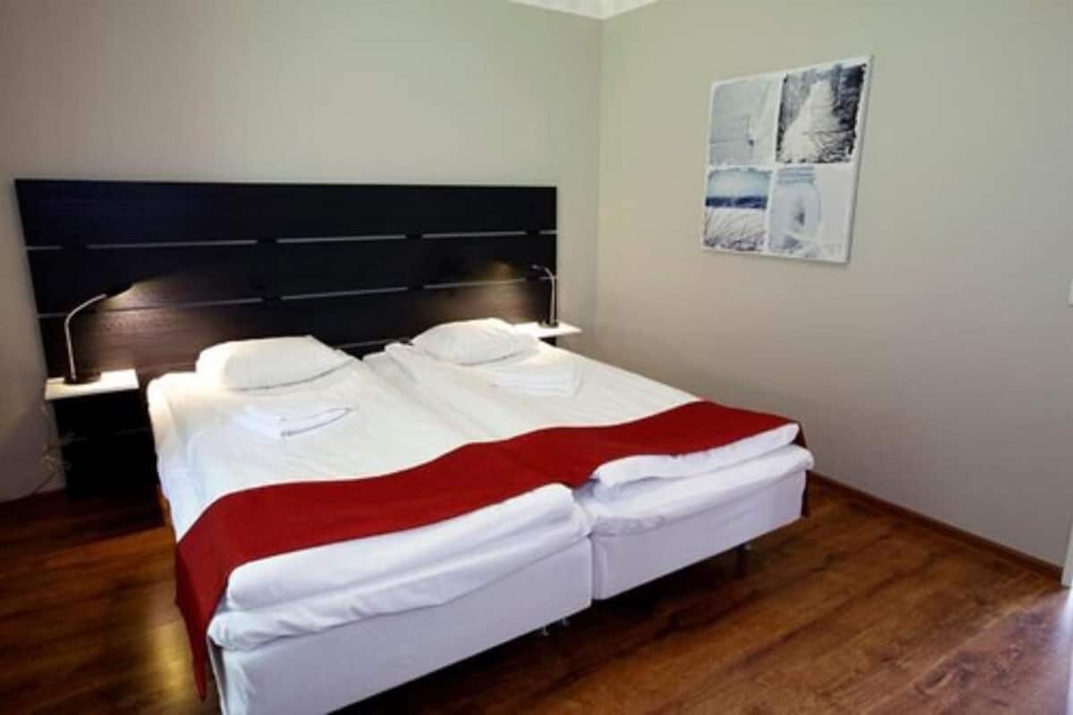 デスク、ベビーベッド (無料)、可動式ベッド、WiFi (無料)