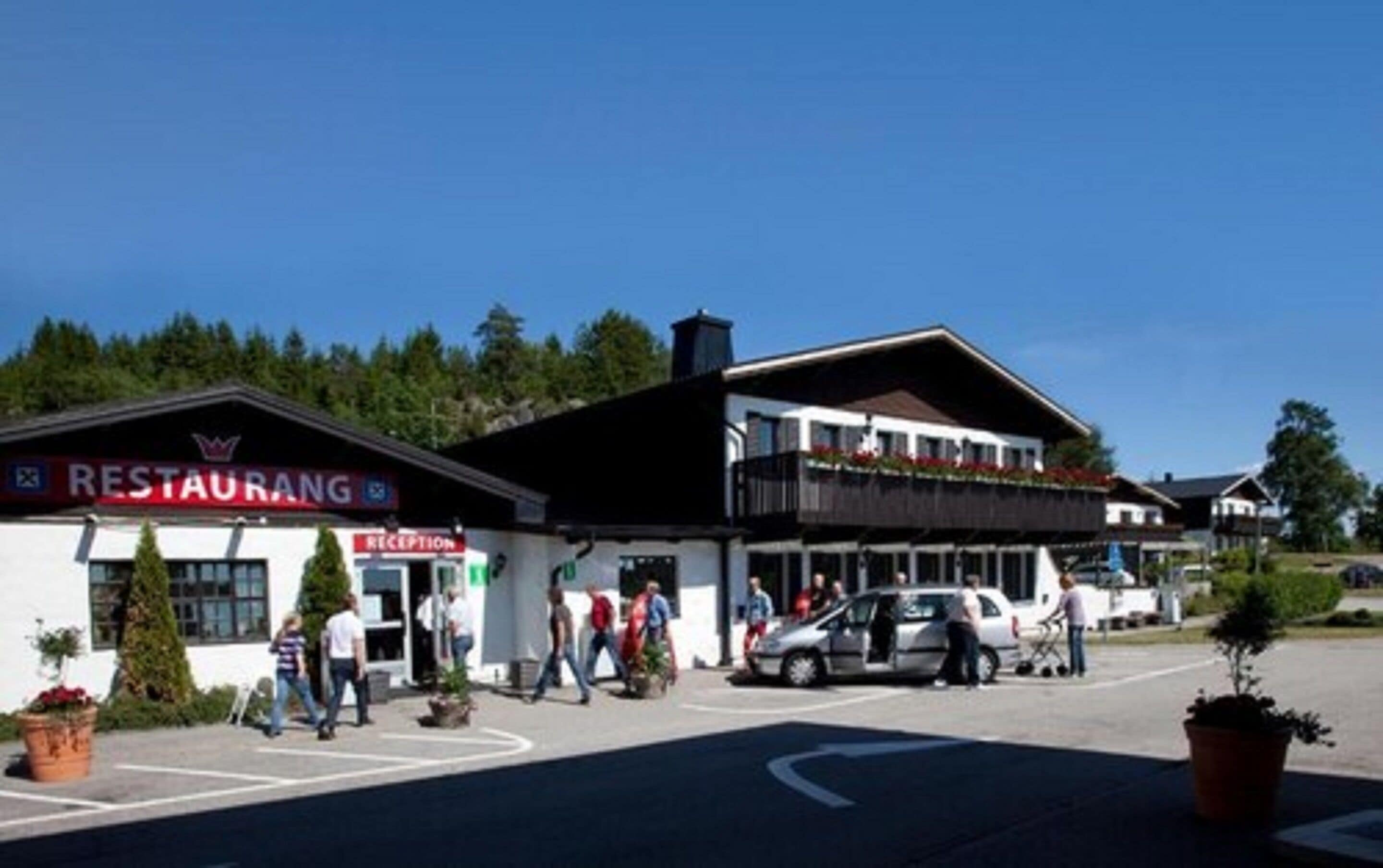 Un restaurante con zona de recepción y terraza.