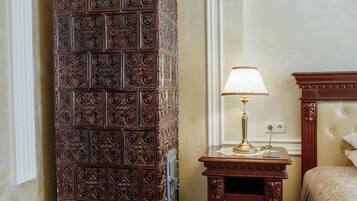Une chambre à coucher avec une tête de lit en bois, une table de chevet avec une lampe et un panneau décoratif au mur.