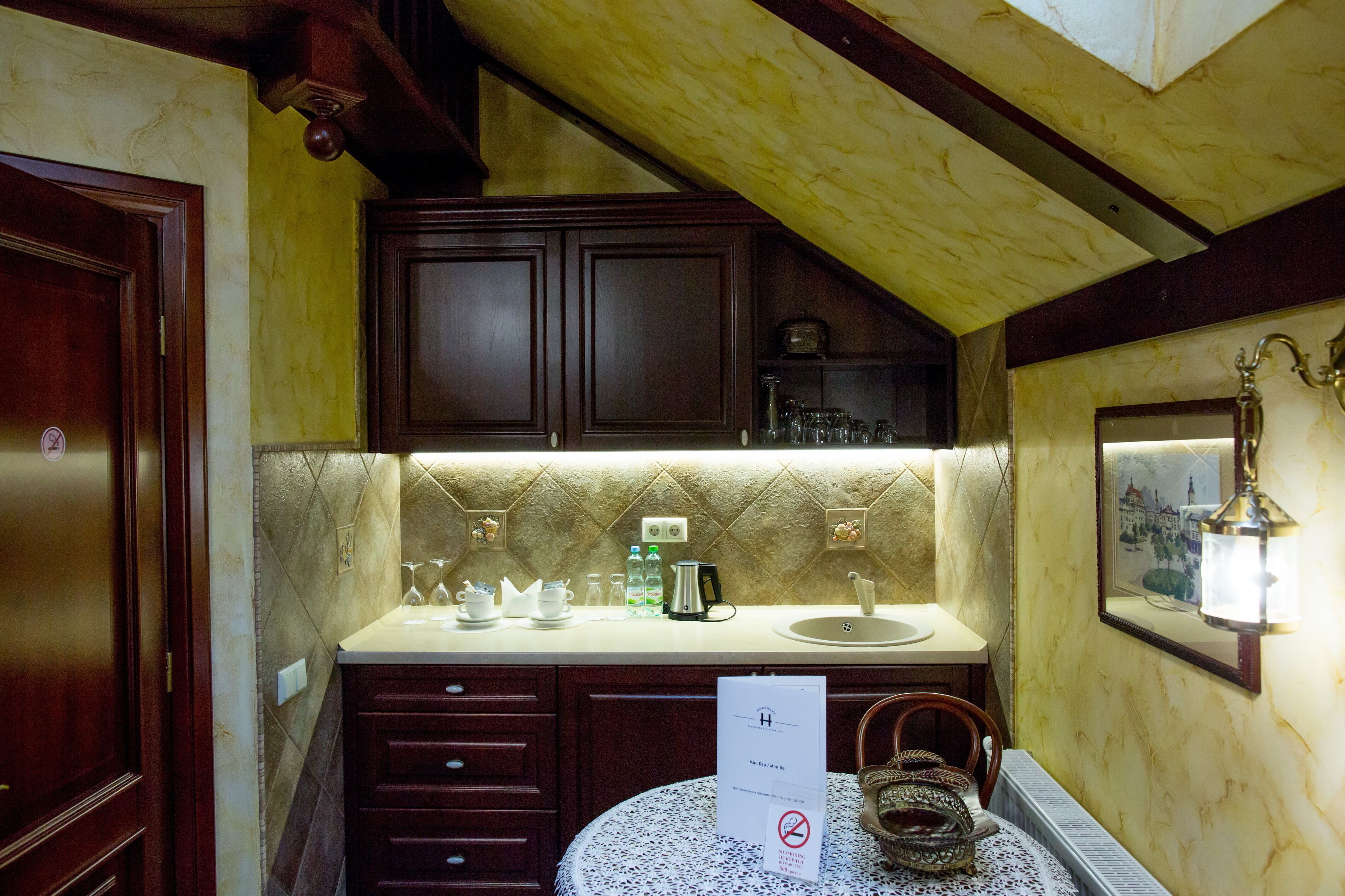Een badkamer met een wastafel, spiegel en handdoekhouder.