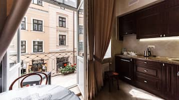Appartamento, 1 camera da letto, balcone, vista città | 1 camera, biancheria da letto di alta qualità, cassaforte in camera