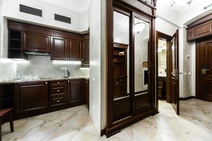 Refrigerador, tetera/pava eléctrica, utensilios de cocina