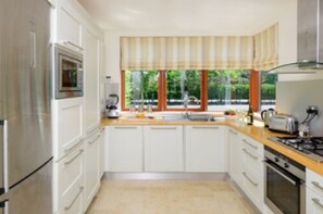 Luxury House, 3 Bedrooms | Private kitchen | Fridge, microwave, oven, stovetop