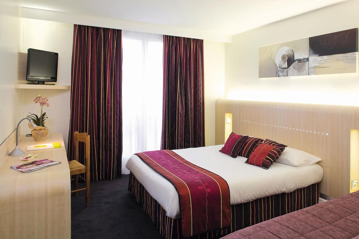 In-room safe, desk, soundproofing, cribs (free)