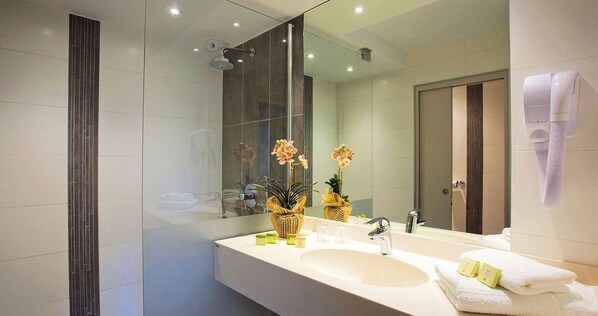 Articles de toilette gratuits, sèche-cheveux, serviettes fournies