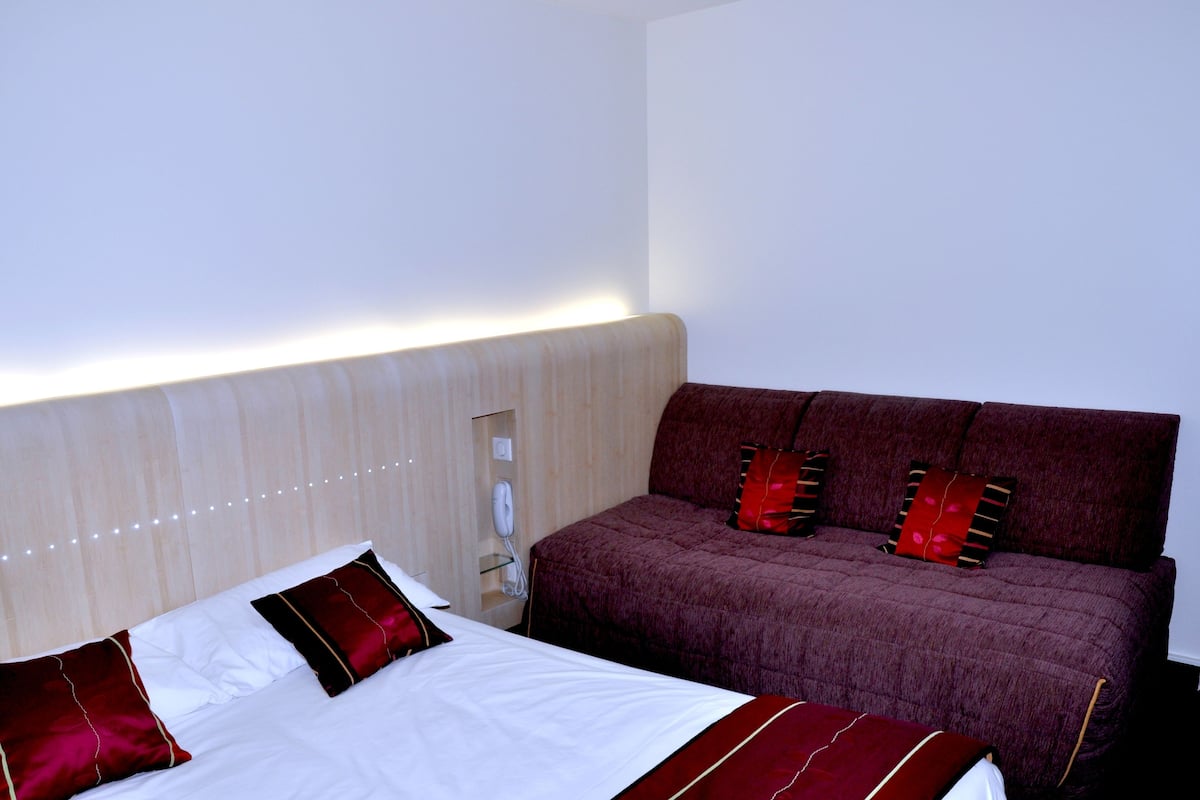 In-room safe, desk, soundproofing, cribs (free)