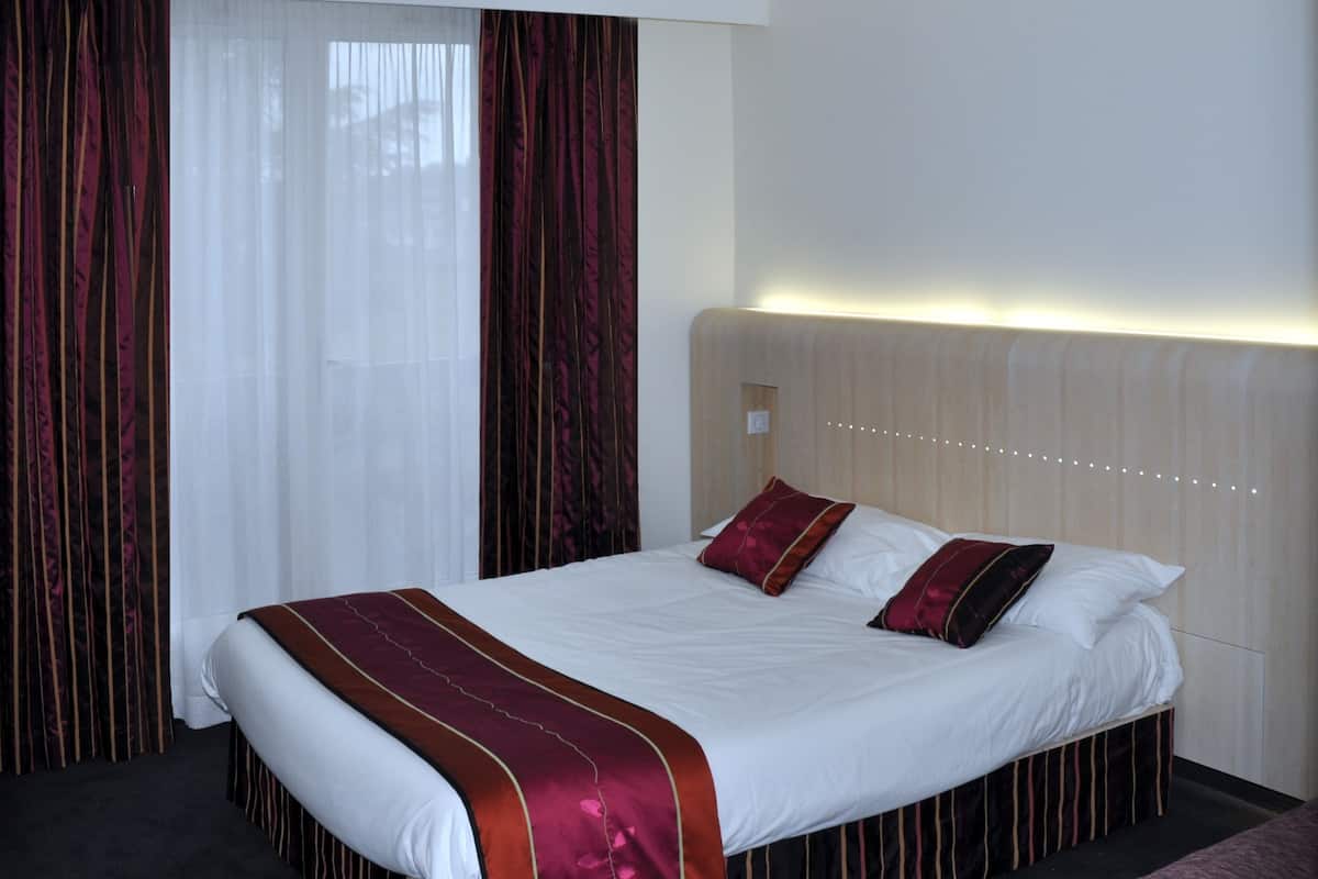 In-room safe, desk, soundproofing, cribs (free)