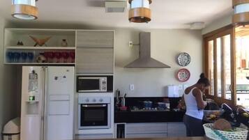 Lunch and dinner served, international cuisine