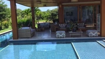 Piscine extérieure, chaises longues