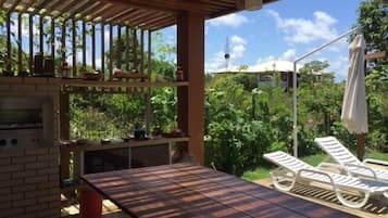 Lunch and dinner served, international cuisine