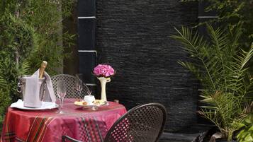 Lunch and dinner served, French cuisine